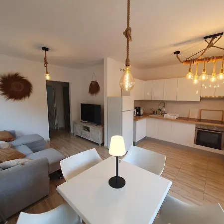 Rénové 2 Chambres, Grande Terrasse S-o, Parking Privé