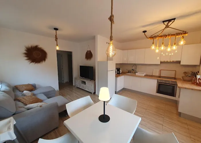 Rénové 2 Chambres, Grande Terrasse S-o, Parking Privé