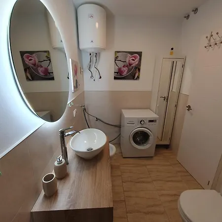 Appartement Renove 2 Chambres, Grande Terrasse S-o, Parking Prive