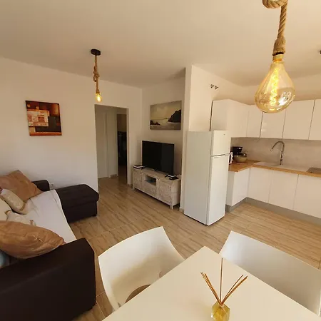 Appartement Rénové 2 Chambres, Grande Terrasse S-o, Parking Privé
